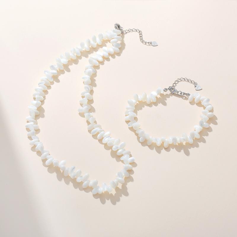 Product Introduction of S925 Silver Natural Rice Grain Shell Necklace Female Irregular Scattered Stitching Shell Niche Personality European and American Clavicle Chain 1