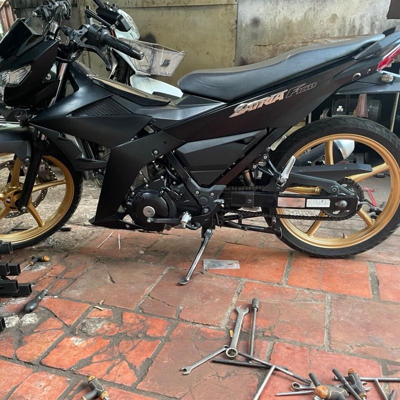 Bộ pas hạ 3cm cho gấp zin satria raider, chất liệu thép đen, độ dày 6li, 2 miếng pas, 2 tán keo, 4 long đền, 1 ống chỉ, 2 cục nhôm - Phụ Kiện 4