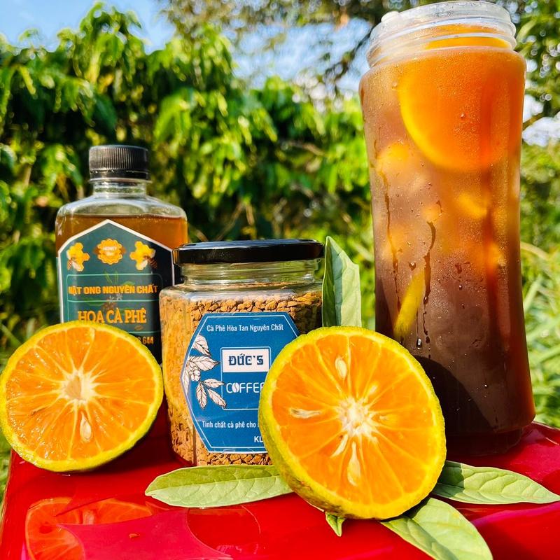(Tặng Bình Pha + Tặng Mật Ong + Tặng muỗng) Hũ Cafe Sấy Lạnh Hoà Tan Nguyên Chất 100gr Chuyện của Đức. ( Hoà tan trong nước nguội, mix chung mật ong + đá và chanh cắt lát sẽ giống Cafe Cold Brew ủ lạnh