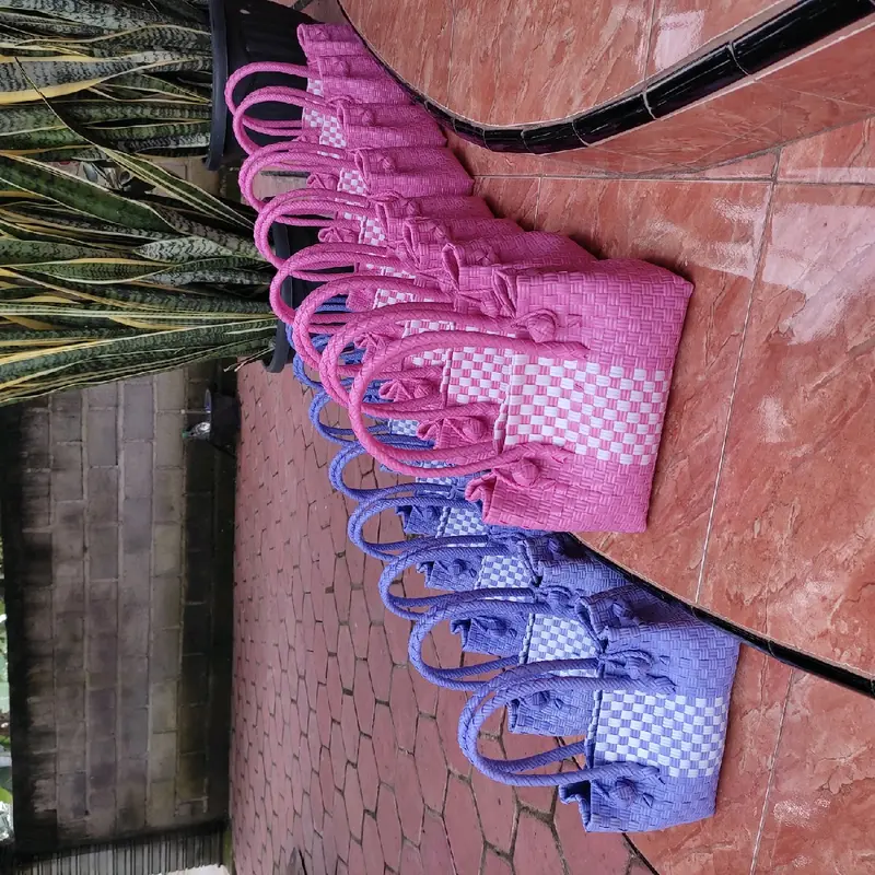 tas anyam petty s Anyaman Plastik Tote 2