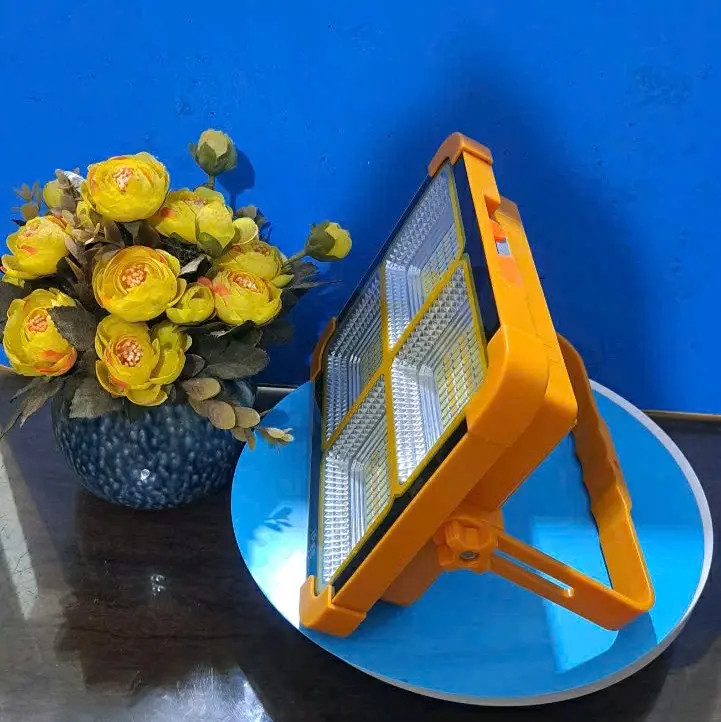 Đèn năng lượng mặt trời cầm tay 2chế độ sạc vừa sạc năng lượng mặt trời vừa sạc điện lưới phân khúc này có 4PIN