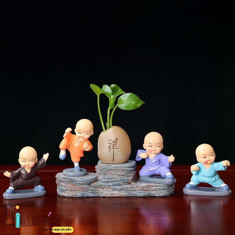 Tượng Trang Trí Ô Tô - Phụ Kiện Trang Trí Ô Tô Sang Trọng - Set Trang Trí Taplo Ô Tô Xe Hơi - Bô Chú Tiểu Mini Luyện Võ Cầm Đao Nâng Bình TẶNG ĐẾ KEO - LINH ẤN 9