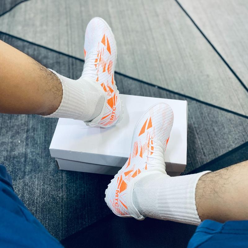 Giày đá bóng vải dệt phủ keo dập vân nhám cực mỏng siêu nhẹ và mềm mại ôm chân