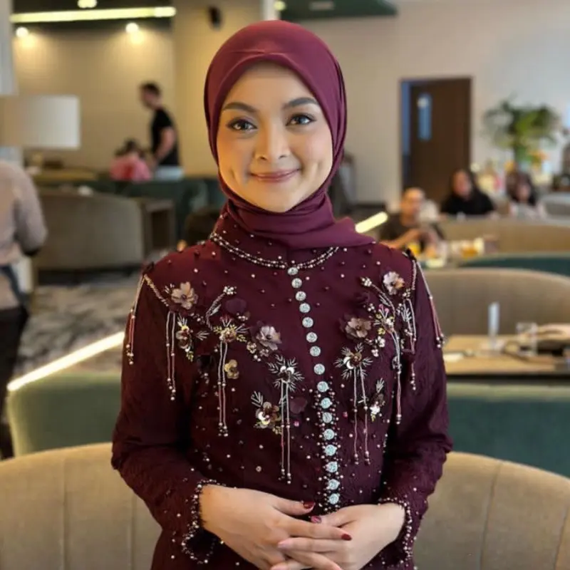 BURGUNDY Hijab Pollycotton Hijab Square ( Hijab warna Burgundy ) 1