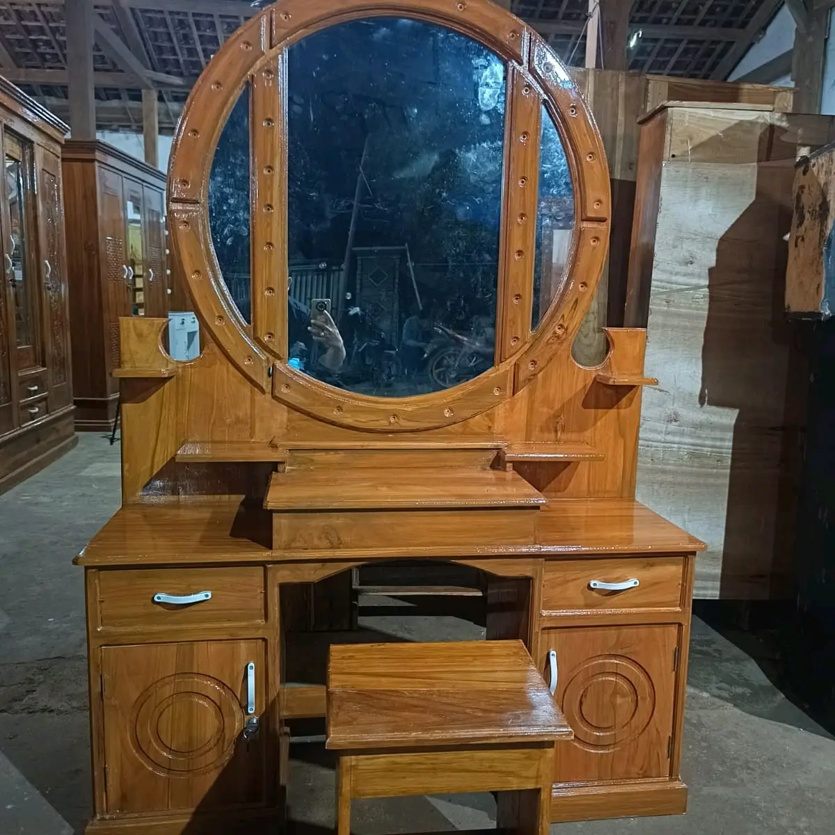 Meja Rias Berbahan Kayu Jati