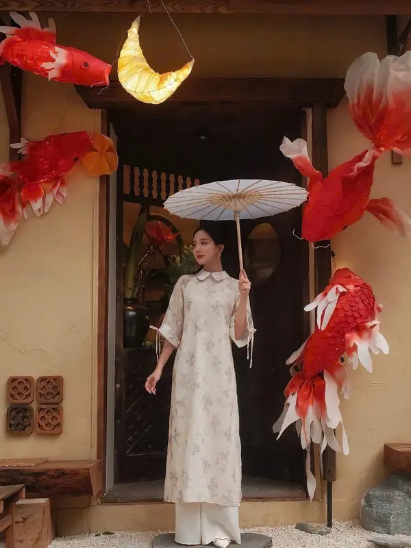 Set áo dài in hoa thêu 4 tà chất vải thô S5059 áo phối cổ sen tay gập đính nơ dáng suông kèm quần lụa nhẹ nhàng Maian 1