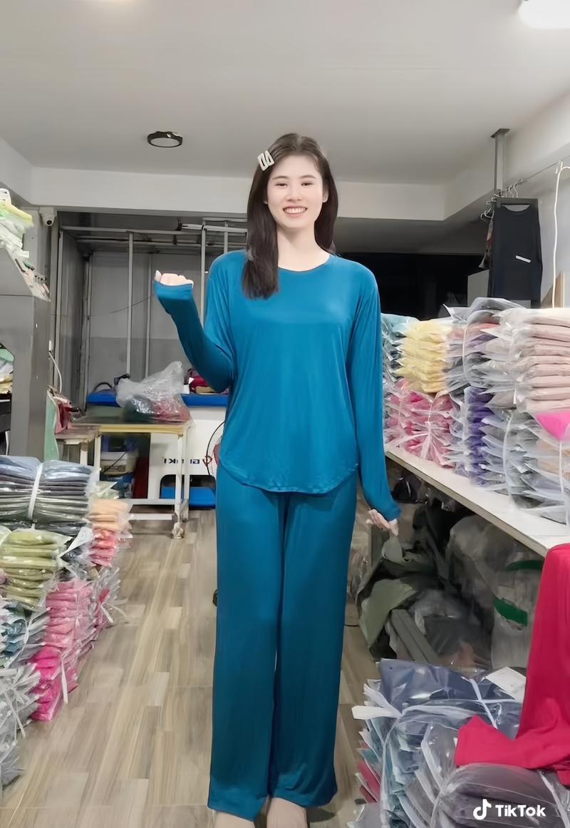 Product Introduction of Bộ Vạt Bầu Tay Dài Quần Ống Rộng 45-75kg Nữ Women - Chất Liệu Thun Cotton Chính Phẩm 100% mịn mát - Top Ong Áo Jacket Voi 2