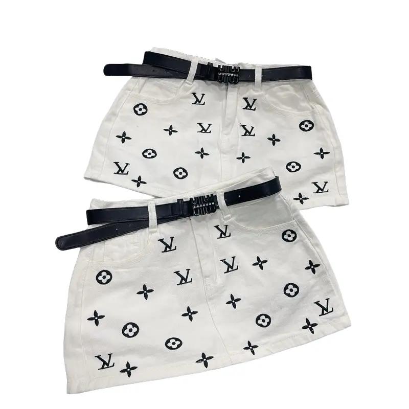 Chân Váy Jean Thêu Hoa Vần V Trắng Ôm Dáng