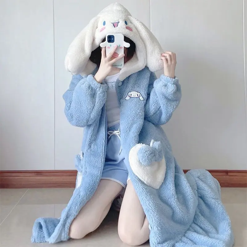 Đồ Ngủ Cinnamoroll Và Babycinnamoroll, Chất Liệu Lông Cừu San Hô, Dành Cho Nữ, Mùa Thu Và Mùa Đông, Váy Ngủ, Lót Lông Cừu, Dày Dặn, Thiết Kế Dễ Thương, Áo Choàng Tắm Dài, Thích Hợp Mặc Nhà, Bộ Sưu Tập Mùa Đông, Năm 2024