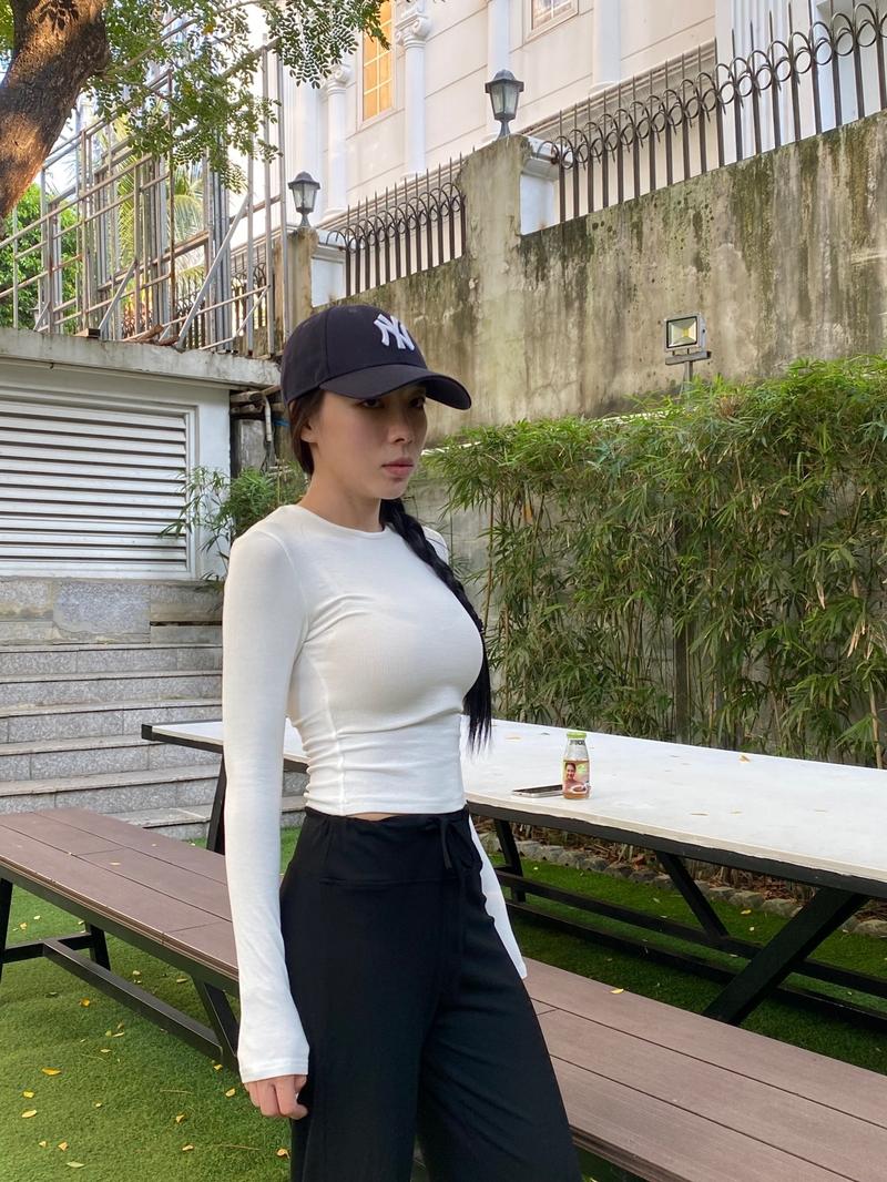 Product Introduction of Áo thun nữ tay dài Croptop HAI MÀU , Áo thun nữ tay dài SHINI ( s và m) Áo  Cổ Tròn tay dài thun tăm 30