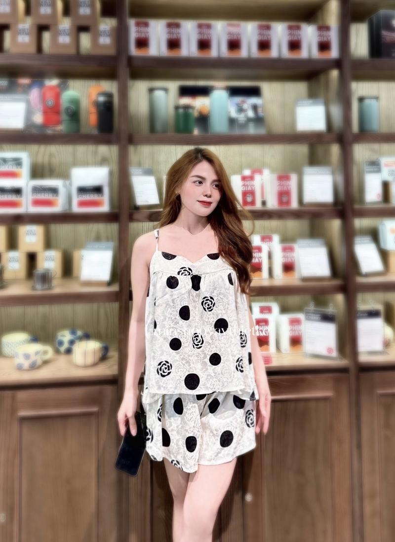 Product Introduction of Bộ lụa hai dây dáng suông rộng. Lụa Hàng Châu mềm mịn mát. Dây áo có tăng đơ điều chỉnh. By Eminshopvaythietke 4