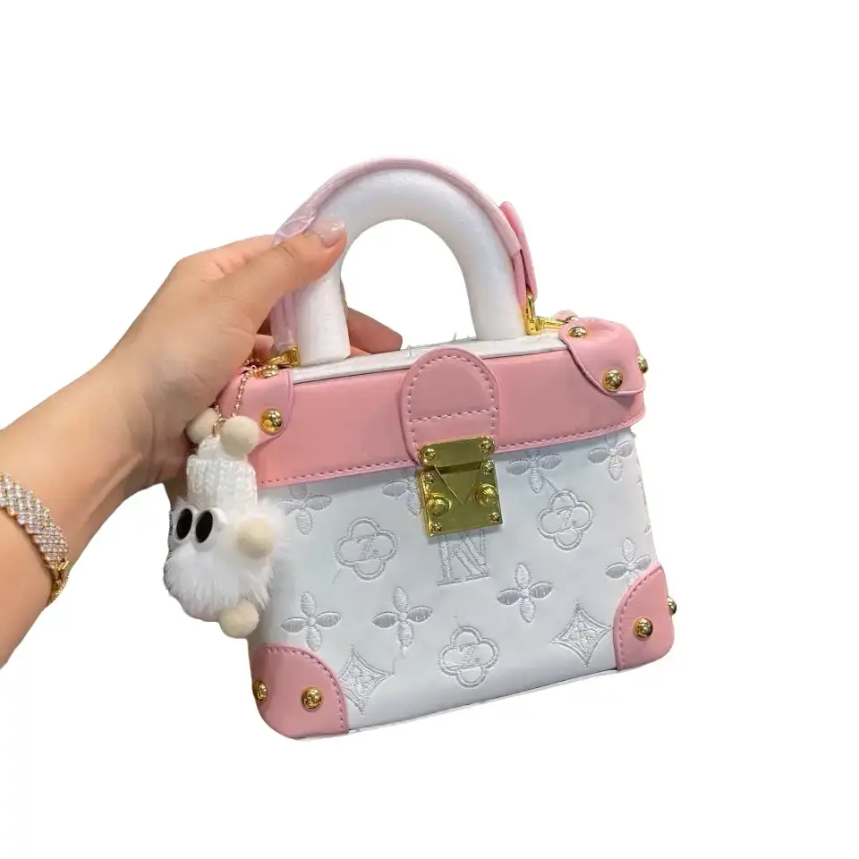 ￼[Tặng kèm cham bông] Túi xách nữ,túi cốp với hoạ tiết thêu,túi size 18 cm,cứng cáp có tay xách kèm dây đeo chéo. Da Bag