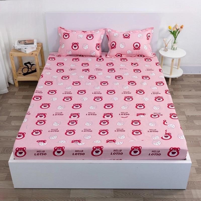 Ga giường ngủ Bộ ga gối 3 món 1 ga kèm 2 vỏ gối nằm họa tiết mẫu MẶT GẤU DÂU chất vải Cotton Poly cao cấp nhiều kích thước ga M2 M6 M8 2M2