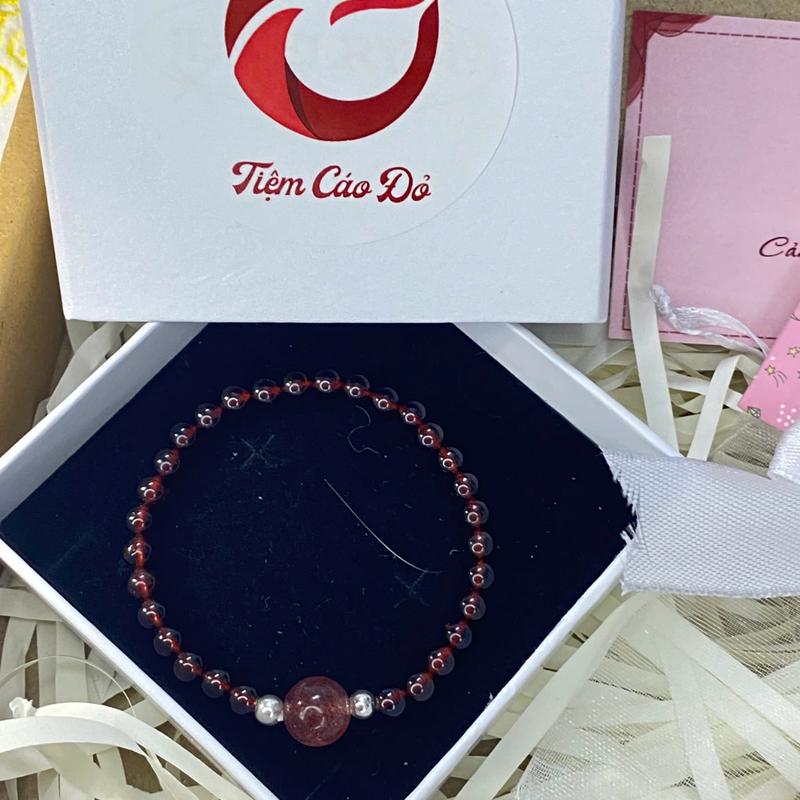 Vòng đá garnet và thạch anh dâu mang lại nguồn năng lượng tích cực 1