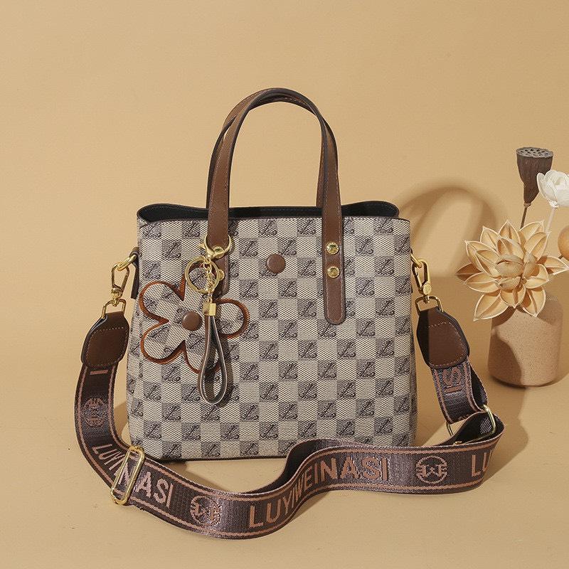 Túi xách nữ dáng chậu ba ngăn cầm tay kèm charm hoa sang trọng di tiệc di chơi BABUMAP - TDC251