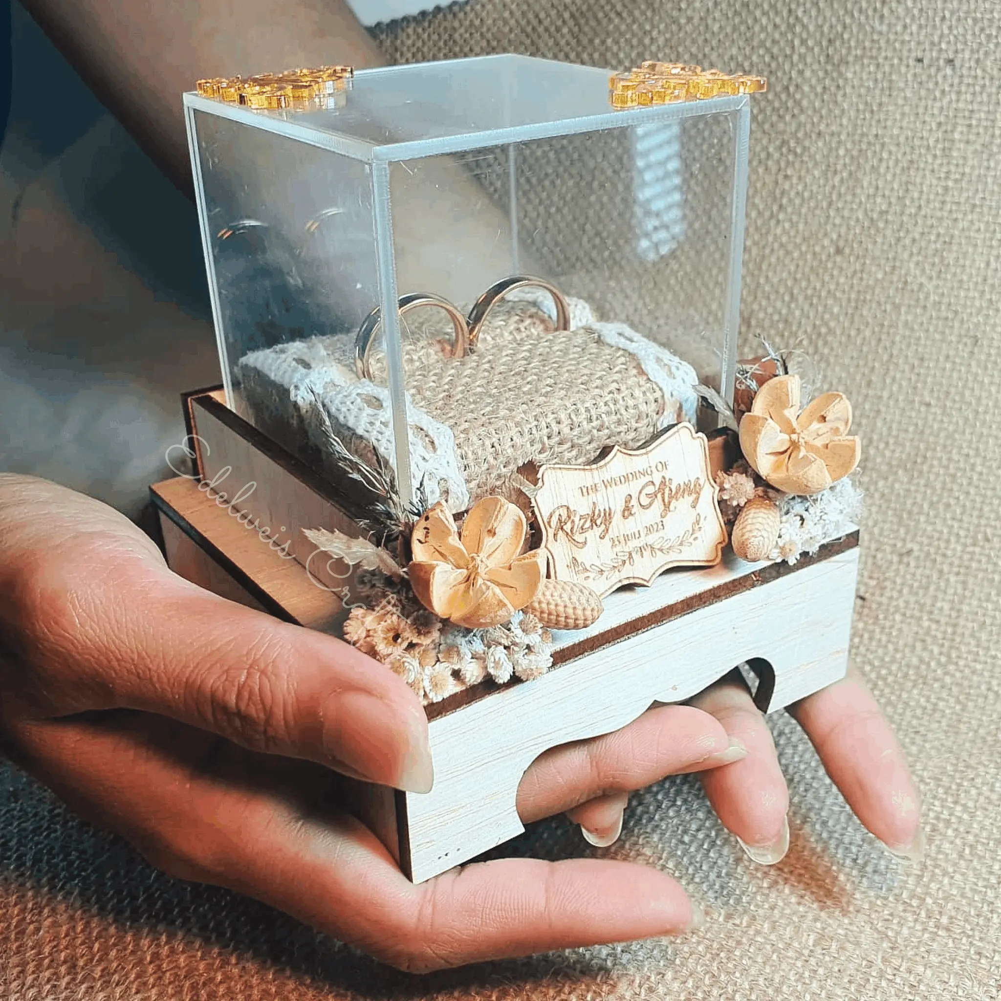 Tersedia Kotak Cincin Pernikahan Kayu Akrilik Gaya Rustic bonus Custom Nama Bunga Plastik Dengan Tutup Dapat disesuaikan Flower Gold