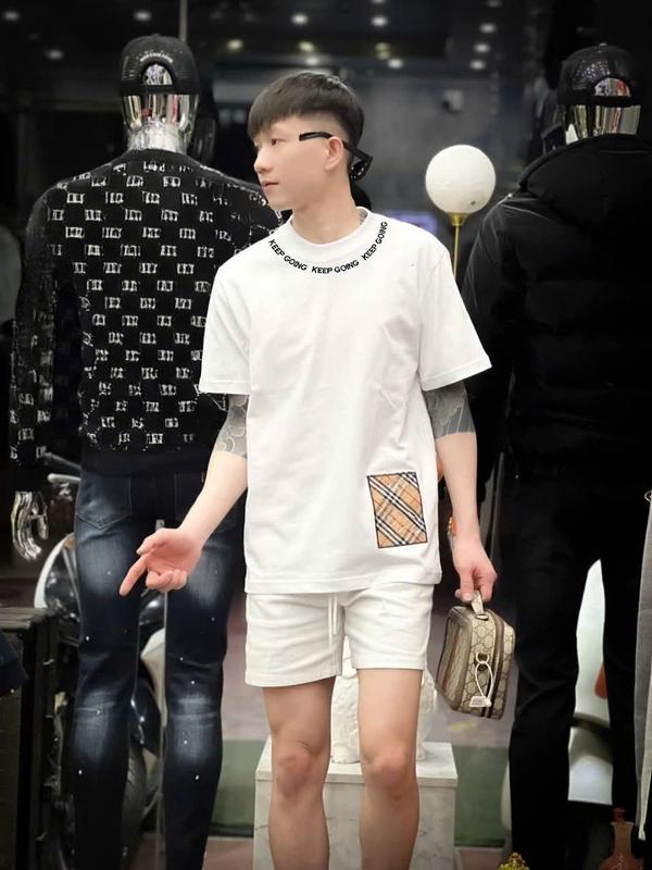 MUA ÁO TẶNG QUÀ Áo thun nam nữ tạo kiểu boy phố in túi phối bao Búp Bê Dì phong cách . Chất vải cotton lạnh thoáng mát - Menswear