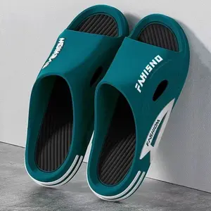 Sandal pria model baru  gaya Korea trendy keren untuk dipakai di luar dengan harga murah
