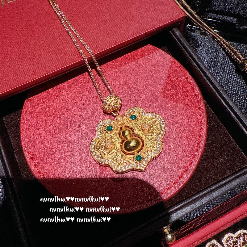 Product Introduction of Ancient gold chiseled carved window compass necklace, new Chinese style plated 18K goldFilial diamond pestle zircon ring 21