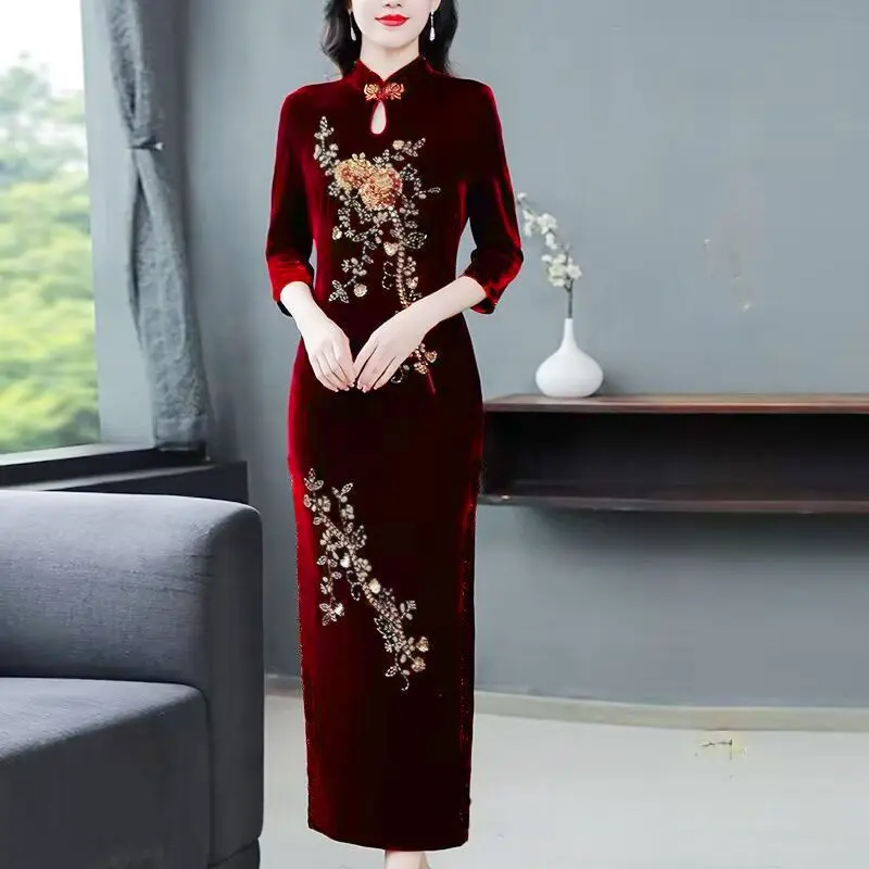 Váy Sườn Xám Thêu, Chất Liệu Nhung Vàng Phong Cách Trung Quốc, Tay Áo Ba Phần Tư, Ngoại Cỡ, Mỏng Vừa Vặn, Thanh Lịch, Dài Trung Bình Thích Hợp Cho Mùa Xuân Và Mùa Thu, Váy Trang Trọng, Thiết Kế Cải Tiến