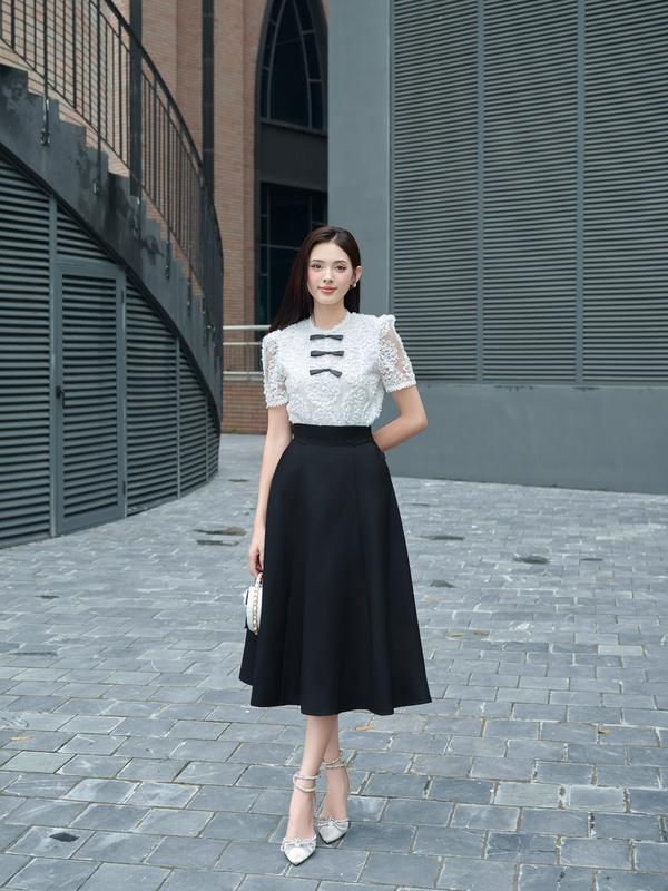 Bộ Nữ CCHAT Áo Dáng Suông Hoa Ren Nổi Chân Váy Xoè Bổ Mảnh 14BNR8015XT