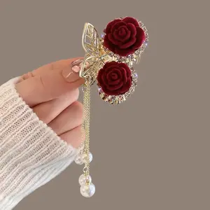 JEPITAN KOREA MOTIF BUNGA MERAH JUNTAI MUTIARA KODE JP229