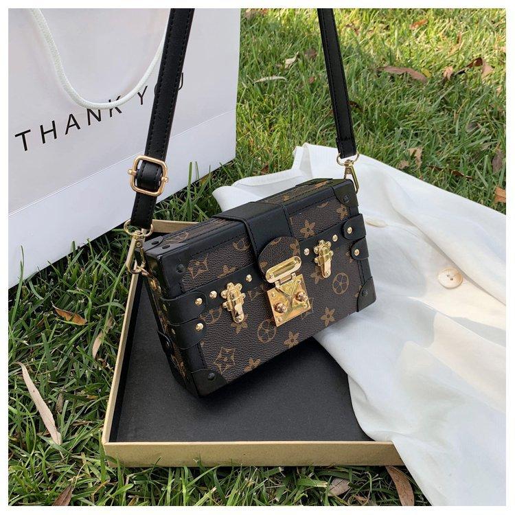Product Introduction of Vintage Print Women's Box Bag High-Value New Light Luxury Niche Makeup Bag Small Square Bag Single Shoulder Crossbody Bag 14
