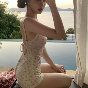 จั๊มสูทเปิดไหล่ ฤดูร้อน ใหม่ โซดาซซ์2024 เซ็กซี่หลัง จั๊มสูท กางเกงขาสั้น ลายดอกไม้เล็กๆ ลูกไม้ขึ้น Niche Clothing ผู้หญิง เสื้อผ้า Lady Girl Women เสื้อคุณนายมหาลัยแม่โจ้