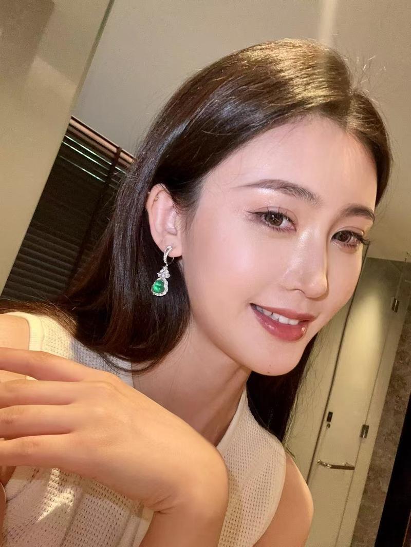 Product Introduction of S925 Silver Inlaid Diamond Green Chalcedony Gourd Ear Hook High-Grade Women's Earrings JU8527 13