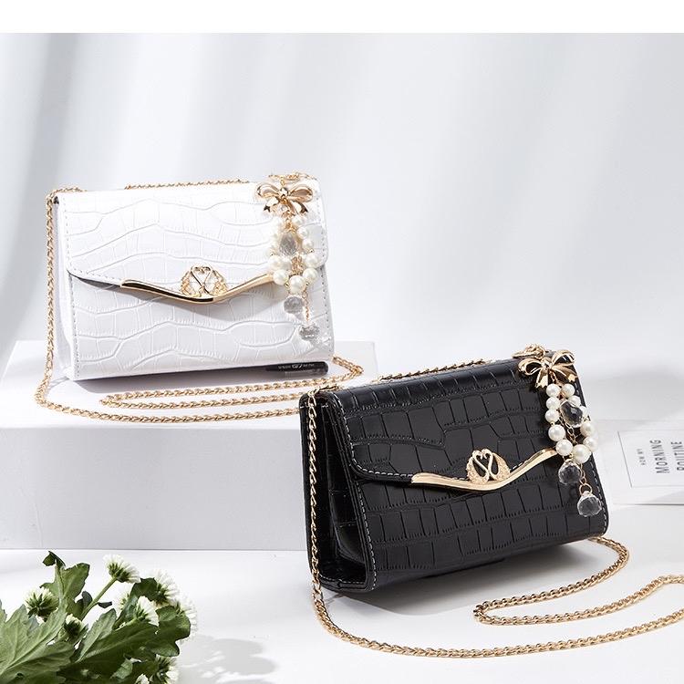 TÚI XÁCH NỮ THIÊN NGA - KÈM THEO DÂY TREO NGỌC- Da PU - hoạ tiết in vân chìm - phong cách thanh lịch Hàn Quốc , phù hợp mỗi ngày - size D:20 ; R:7 ; C:16 ; 300g - dung tích 3ngăn có khoá kéo miệng Bag Đeo Chéo