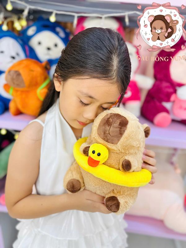 Gấu bông chuột lang Capybara mang phao vịt, Capybara đi biển size 30cm - Gấu Bông hihi thú bông thú nhồi bông toy đồ chơi phát nhạc capybara  đeo vàng vòng