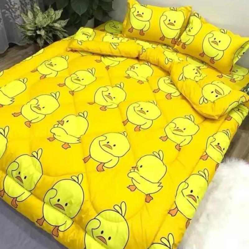 Mẫu Vịt Vàng Sét 5 Món Gồm : 1 Chăn 2 Vỏ Gối Đầu 1 Vỏ Gối Ôm 1 Ga Chun Bọc Nệm 1m2,1m4,1m6,1m8,2m