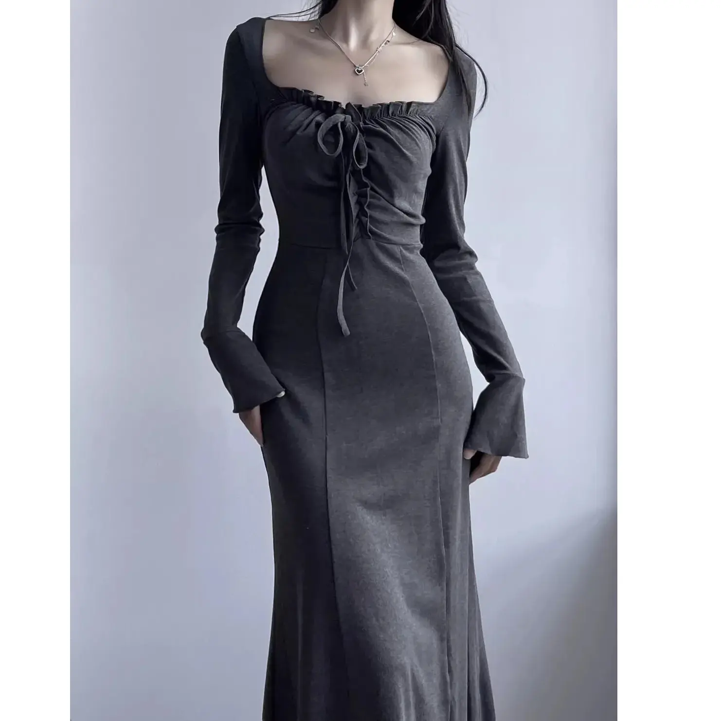 Hot girl long sleeved pure desire high-end dress for women's autumn and winter new style slim fit and slimming, wrapped buttocks skirt, fishtail temperament long skirt