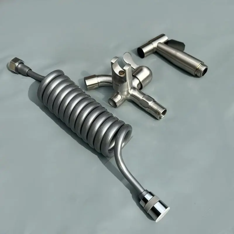 Vòi nước 2 đầu ra kèm vòi xịt vệ sinh chất liệu inox 304 bền bỉ tiện lợi, dây dẫn nước xoắn lò xo, thiết kế có giá đỡ gọn gàng 3
