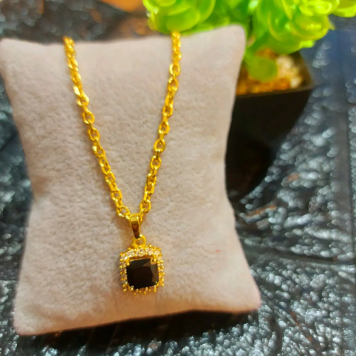 KALUNG LIONTIN BATU HITAM