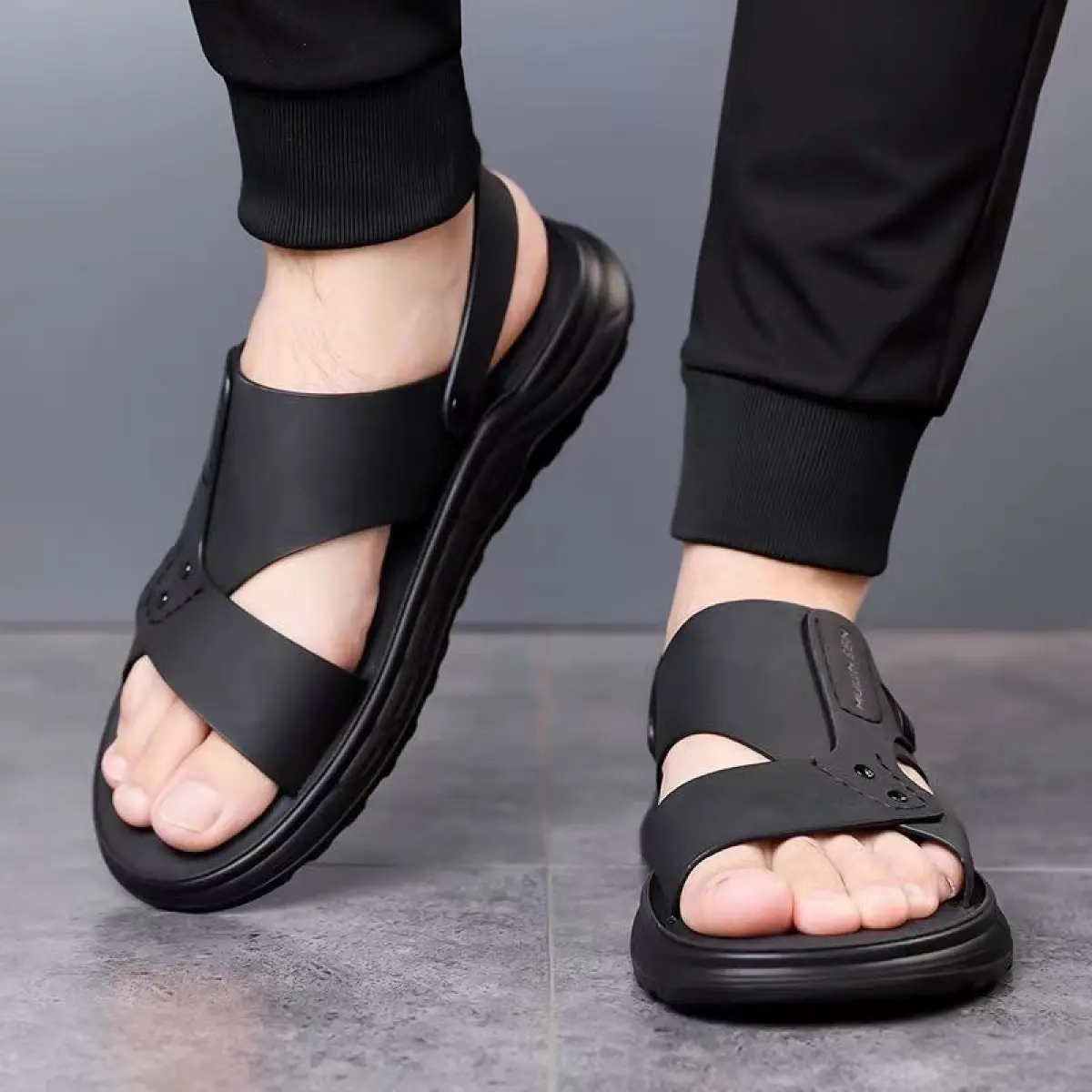 [Lightweight Comfort] Men's Sandals 2025 New Leather Thick-Soled Beach Summer Outdoor Dad Non-Slip Wear-Resistant Dual-Use Slippers Men's Sandal Budak Slipper Sandal RM 10 Breathable Waterproof Stylish Leather Men's Anti-Slip Summer Sandals Breathable Qui