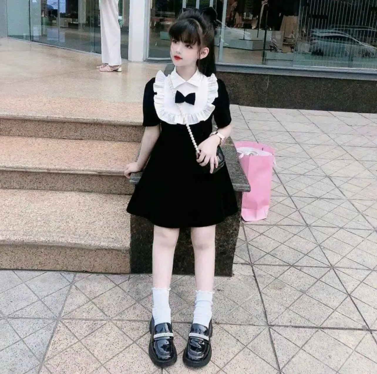 Mã V1: (20kg - 60kg) Mẫu đầm tiểu thư chất cotton Thái kết hợp với cổ áo somi bèo trắng cho bé gai