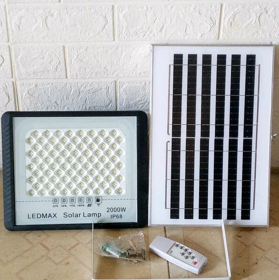 Đèn năng lượng mặt trời LEDMAX 2000w Mắt Ngọc