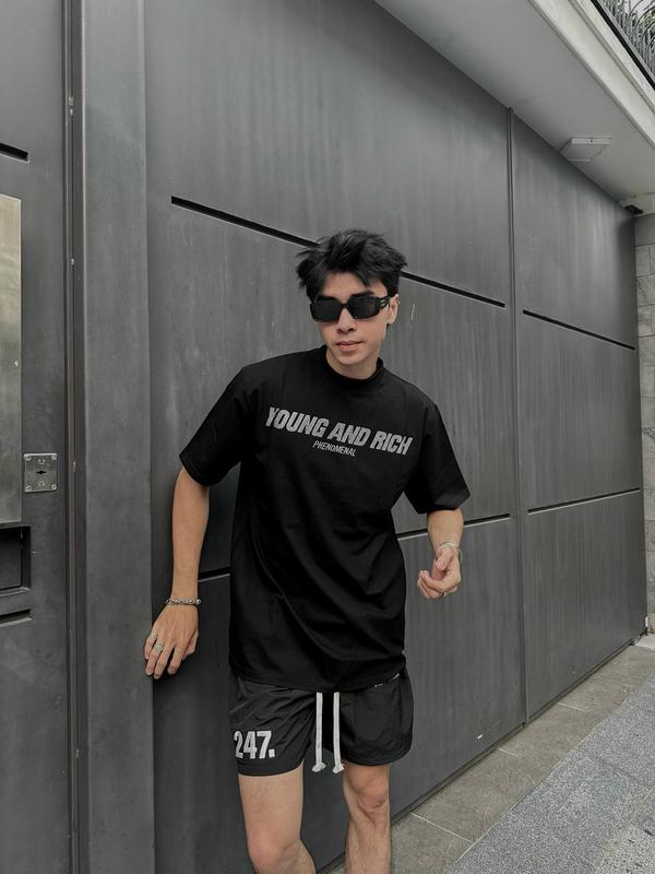  YOUNG AND RICH - ÁO THUN ĐÍNH ĐÁ UNISEX PHENOMENAL  BLACK   RED  