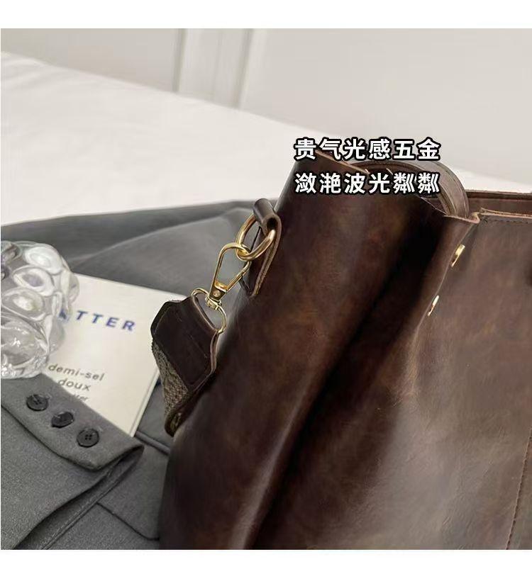 Product Introduction of Túi Tote Sức Chứa Lớn, Thời Trang Thu Đông Nữ, Phong Cách Cổ Điển Túi Đeo Vai, Dây Rộng, Túi Đeo Chéo, Thích Hợp Cho Sinh Viên Đại Học Và Người Đi Làm, Lý Tưởng Cho Các Dịp Đi Lại, Năm 2025 5