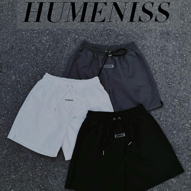   HUMENISS  Quần short nam từ trên gối vải dù 2 lớp logo cao su đen trắng xám đậm nâu M4 Menswear 