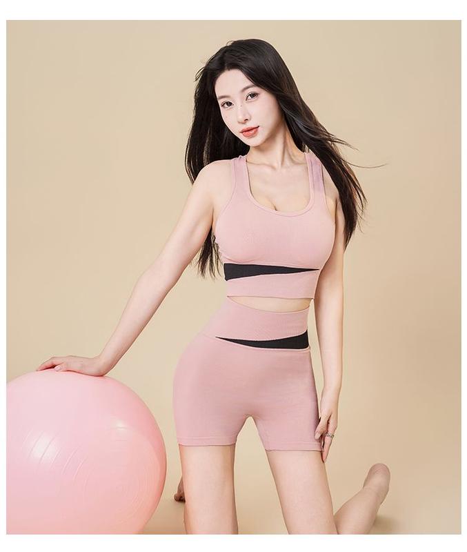 Product Introduction of New Women's Contrast Color Yoga Clothes Suit Girls Quick-Drying Running Outfit Suit Outer Wear Yoga Clothes with Chest Pad 14