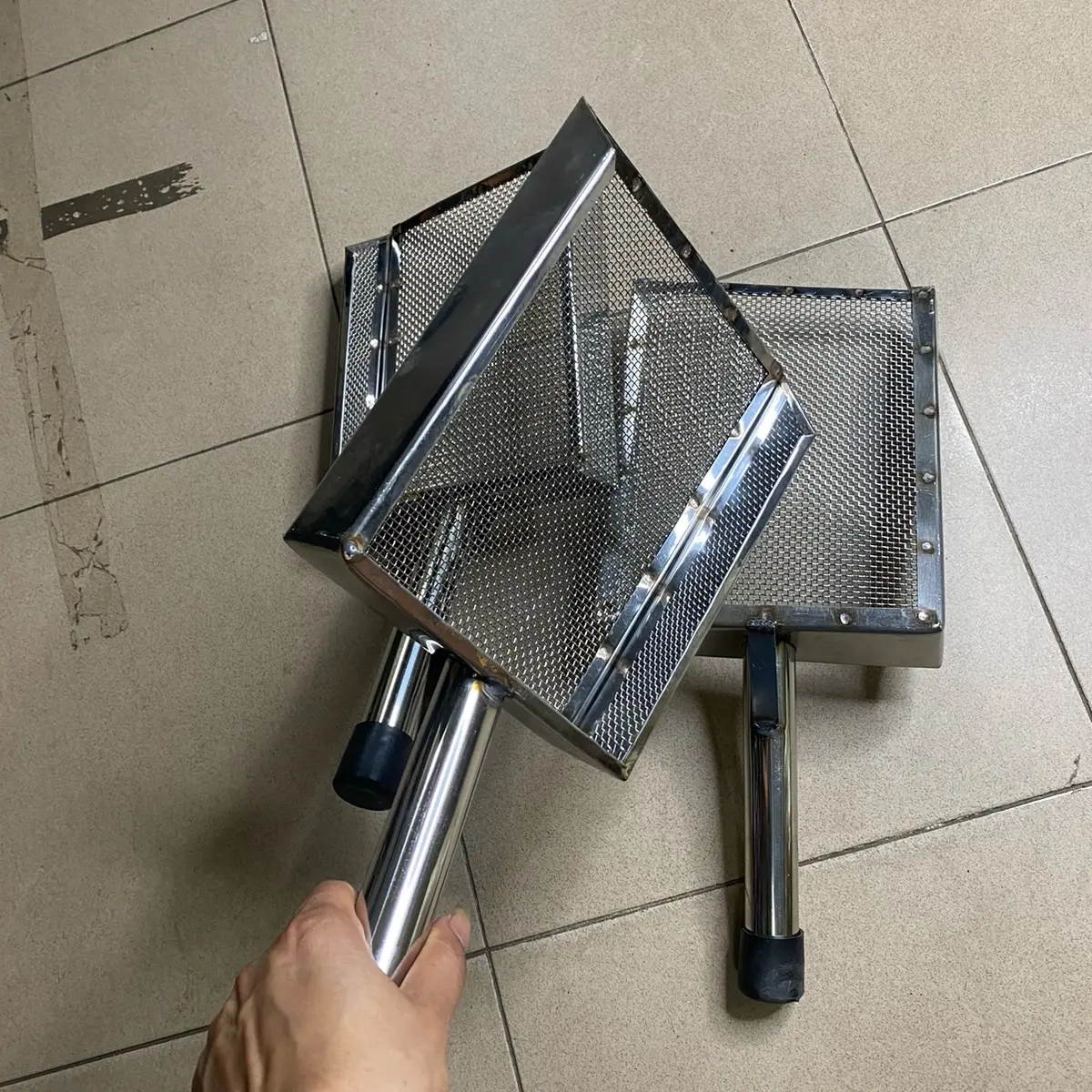 Sàng cát dọn vệ sinh chuồng gà chọi