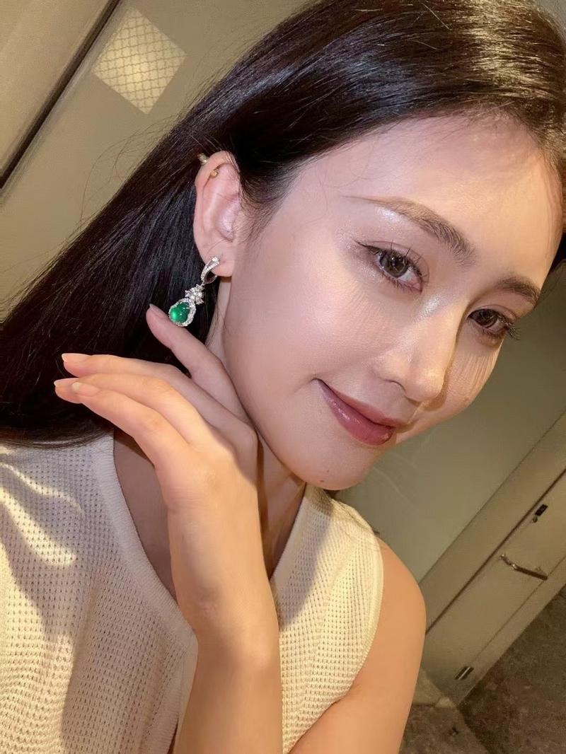 Product Introduction of S925 Silver Inlaid Diamond Green Chalcedony Gourd Ear Hook High-Grade Women's Earrings JU8527 12