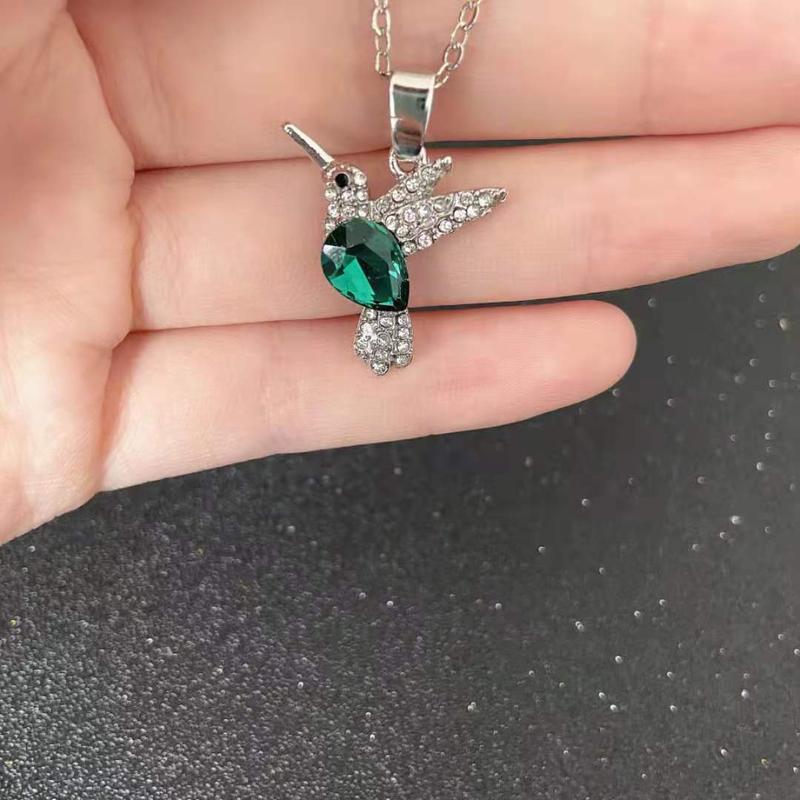 Product Introduction of Bird Wings Necklace Women's Personalized Diamond Emerald Hummingbird Pendant Clavicle Chain Necklace 14