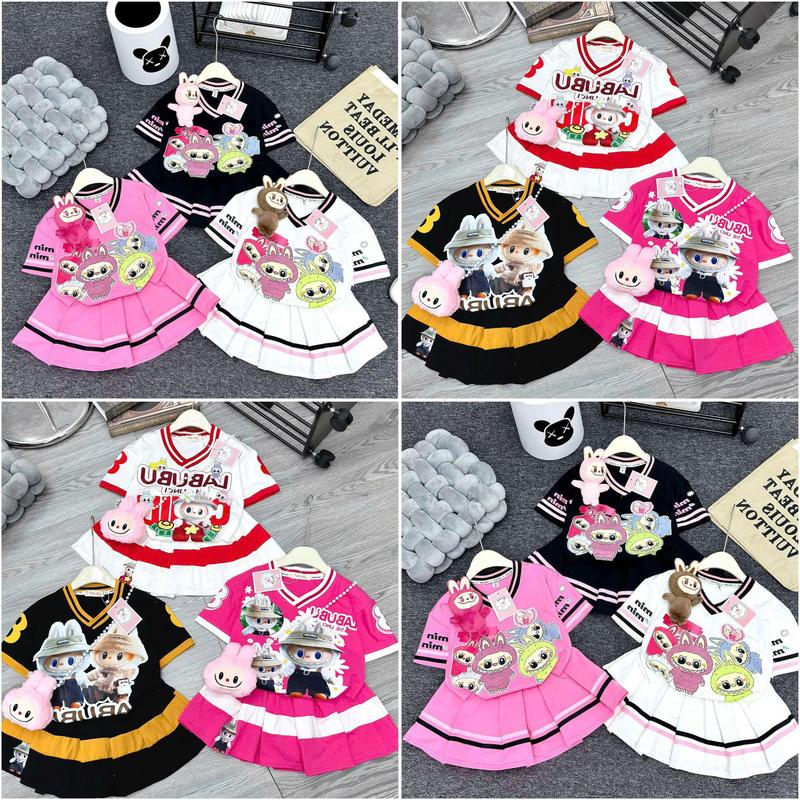 [MinMinKid2] (15-40kg) Set CHI TIẾT áo thun cotton CỔ TIM phối chân váy xếp ly KÈM GẤU BÔNG LABUBU đáng yêu cho bé gái