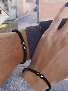 La pulsera trenzada de corazón de melocotón en blanco y negro con las 26 letras es adecuada para uso diario, citas de vacaciones y otras ocasiones. También es un pequeño regalo/regalo de cumpleaños sorprendente y exquisito.