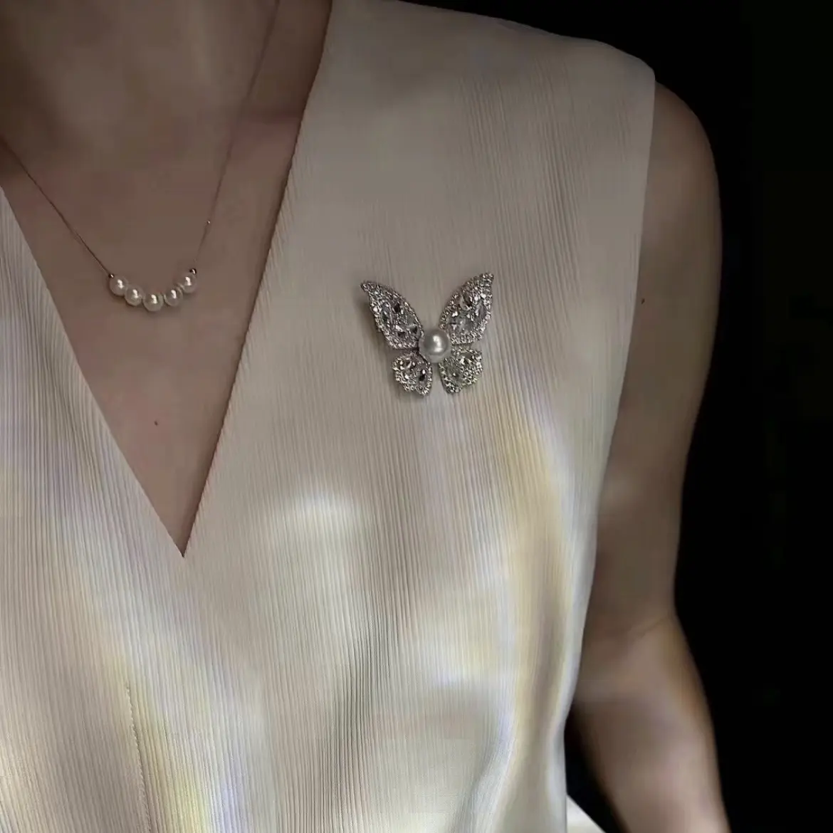 Natural freshwater pearl accessories butterfly brooch women's high-end women's design niche corsage pin sweater coat