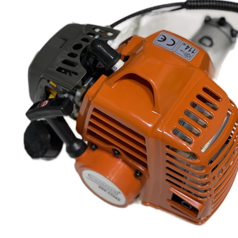 Máy cắt cỏ VINAGREEN 226. Máy cắt cỏ được sản xuất trên dây truyền công nghệ nhật bản, dung tích silanh 25,4cc. Pitong 34mm, cho tốc độ tối đa 11.500V /phut. Chế hoà khí tự động, tiết kiệm nhiên liệu. Chân đế thép bảo vệ cho bình chứa nhiên liệu.đồng bộ 5