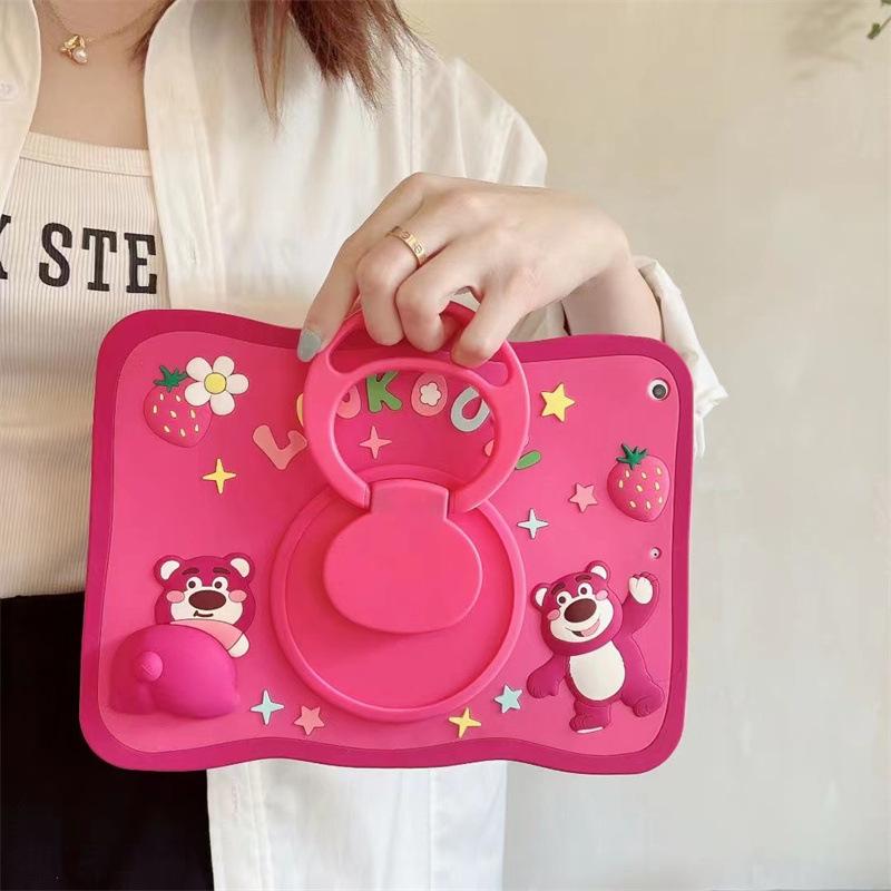 Product Introduction of Ốp Bảo Vệ Silicon, Disney Lotso Dễ Thương, Giá Chân Đế Xoay 360, Tương Thích Với iPad Pro11 2020 / 2021 / 2022, Air5, Air4, 10.9, 10th, 9th, 7th, Gen 10.2, 10.5, 9.7, 2017 / 2018, Mini6, 5, 4, 3, 2, 1, Vỏ Bảo Vệ 3